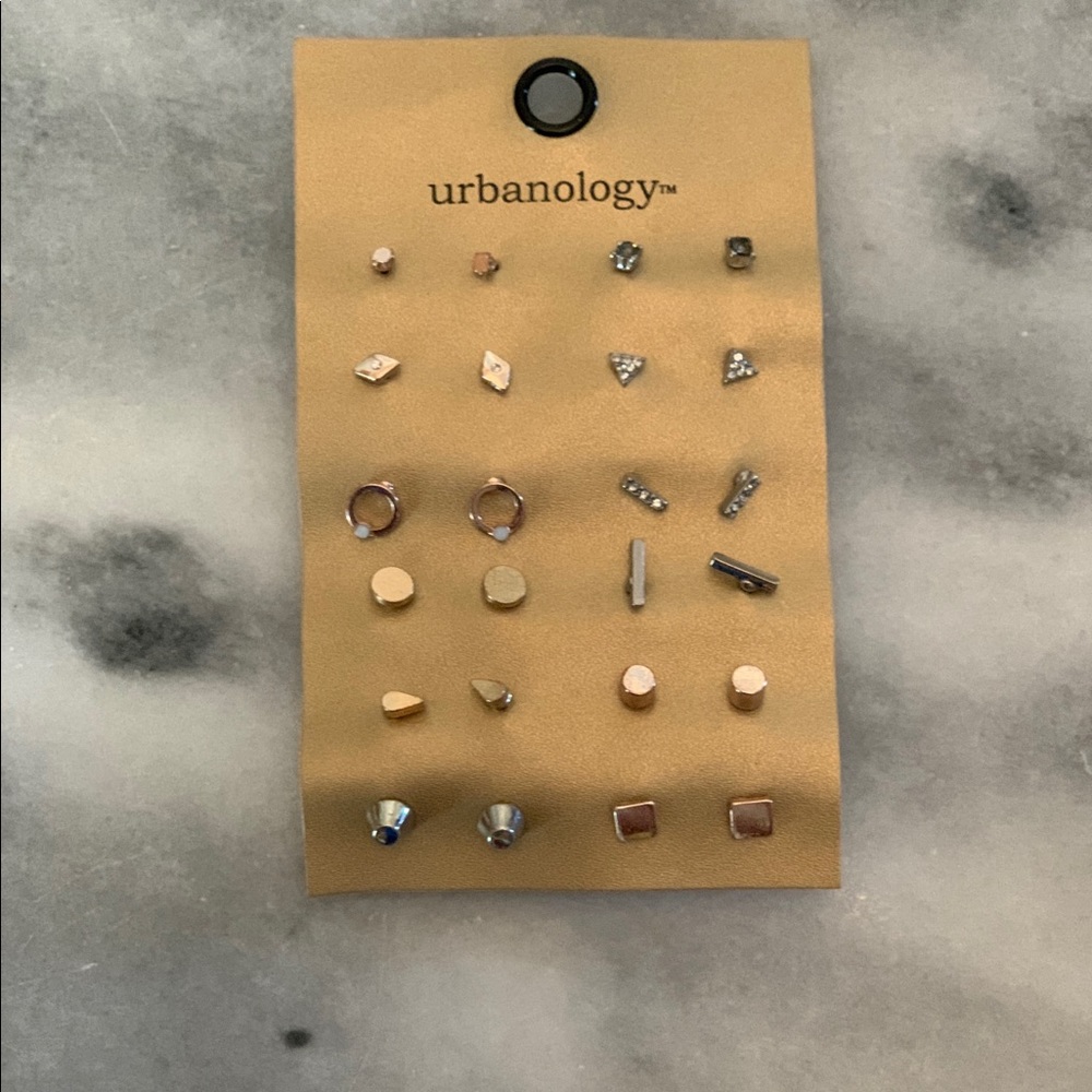 Urbanology stud earrings/ gold